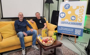 Op de bank met...E25